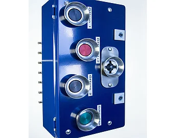 Bildergalerie verschiedener realisierter Schaltschränke, die auf die kundenspezifischen Anforderungen angepasst sind